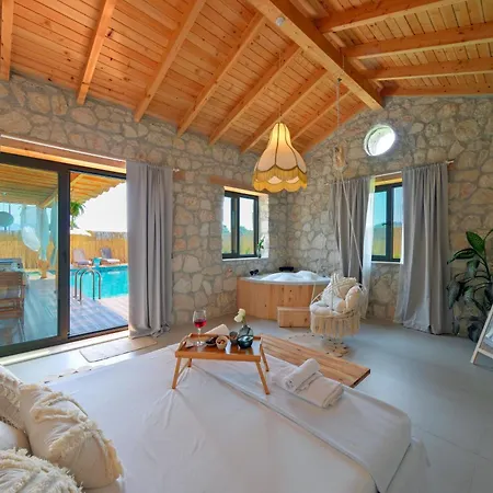 Nomade Seydikemer Korunakli Havuzlu Muhafazakar Villa *