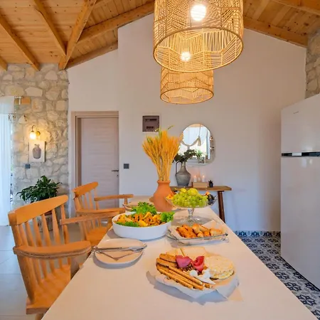 Nomade Seydikemer Korunakli Havuzlu Muhafazakar Villa